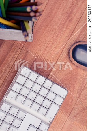Keybord by mouse and color pencils on table 20580352