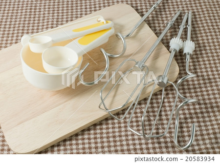 Four Plastic Measuring Spoons and Metal Whisk Four Plastic Measuring Spoons and Metal Whisk 20583934