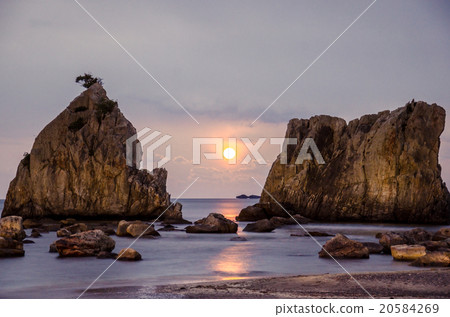 Wakayama Hashima Rock and full moon Wakayama Hashima Rock and full moon 20584269