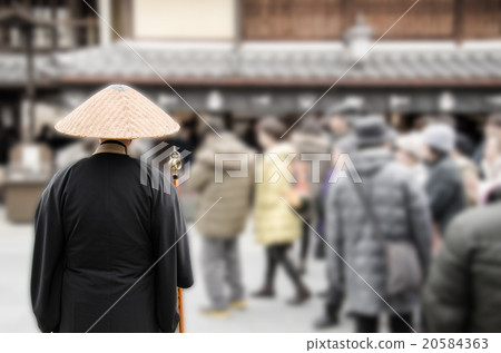 站立在寺廟的方法的乞丐修士 站立在寺廟的方法的乞丐修士 20584363