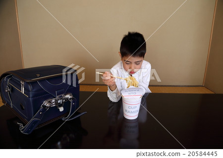 獨自吃杯麵的小學生 獨自吃杯麵的小學生 20584445