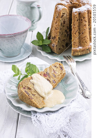 plumpudding cake with vanilla sauce 20585559