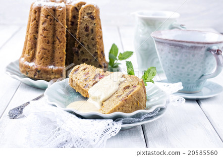bundt cake with vanilla sauce 20585560