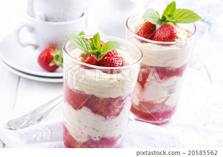 strawberry dessert 20585562