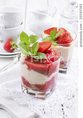 strawberry dessert 20585563