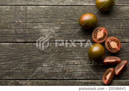 halved dark tomatoes 20586641