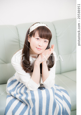 沙發放鬆的女人 沙發放鬆的女人 20586951