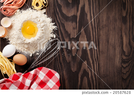 Homemade pasta cooking 20587628