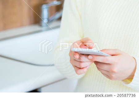 女人的手在廚房處理smaho白色廚房廚房廚房食譜搜索菜單搜索 20587736