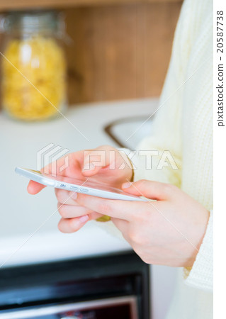 女人的手在廚房處理smaho白色廚房廚房廚房食譜搜索菜單搜索 20587738