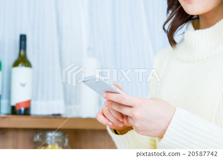 女人的手在廚房處理smaho白色廚房廚房廚房食譜搜索菜單搜索 20587742