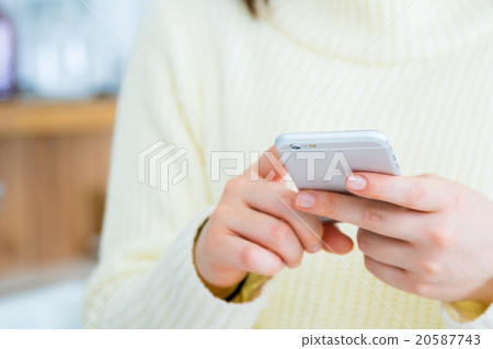女人的手在廚房處理smaho白色廚房廚房廚房食譜搜索菜單搜索 20587743