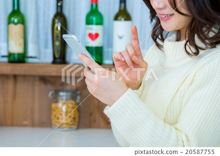 女人的手在廚房處理smaho白色廚房廚房廚房食譜搜索菜單搜索 20587755