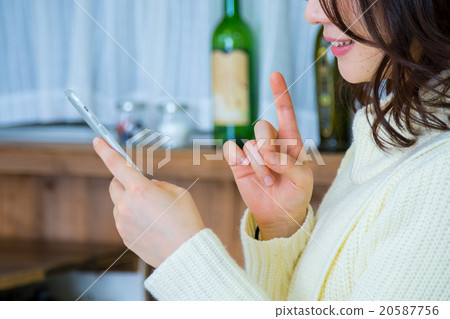女人的手在廚房處理smaho白色廚房廚房廚房食譜搜索菜單搜索 20587756