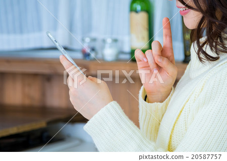 女人的手在廚房處理smaho白色廚房廚房廚房食譜搜索菜單搜索 20587757