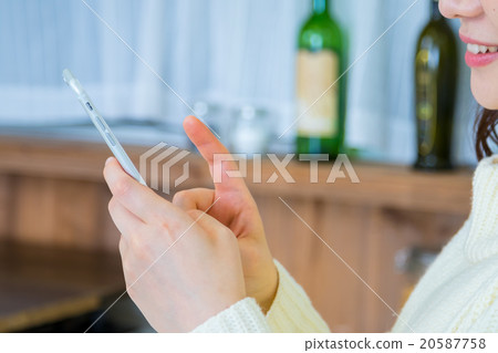 女人的手在廚房處理smaho白色廚房廚房廚房食譜搜索菜單搜索 20587758