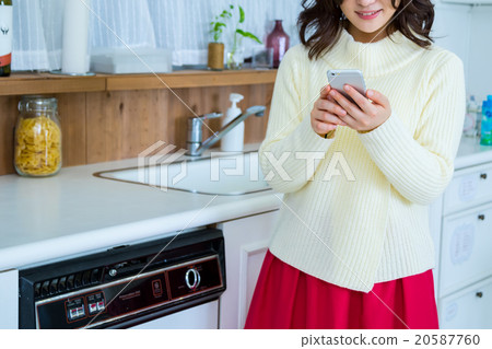 女人的手在廚房處理smaho白色廚房廚房廚房食譜搜索菜單搜索 20587760