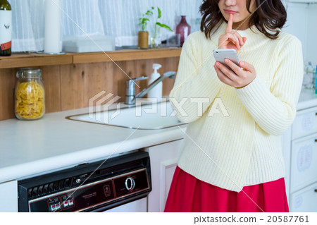 女人的手在廚房處理smaho白色廚房廚房廚房食譜搜索菜單搜索 20587761