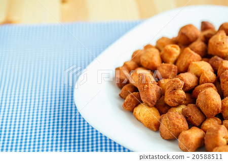 Cookies on a white plate and checkered tablecloths Cookies on a white plate and checkered tablecloths 20588511