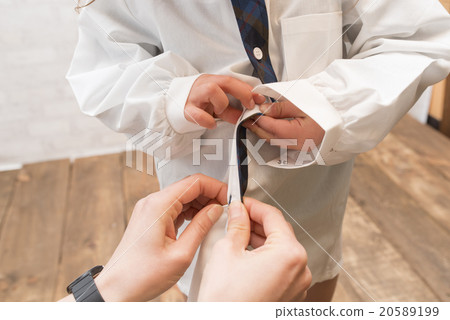 Parent and child clutching the button of the shirt 20589199