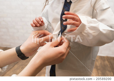 Parent and child clutching the button of the shirt Parent and child clutching the button of the shirt 20589200