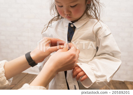 Parent and child clutching the button of the shirt Parent and child clutching the button of the shirt 20589201