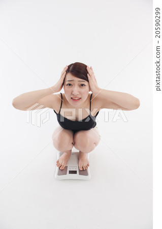 體重秤和年輕女性 體重秤和年輕女性 20590299