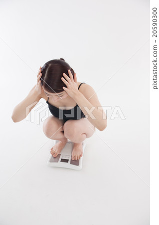 Scales and young women Scales and young women 20590300