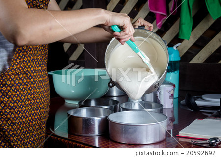 making cake 20592692