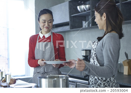 Woman cooking 20593004