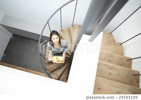 一個女人攜帶食物 20593109