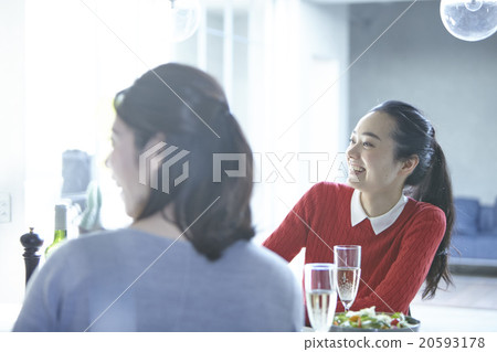 一個女人享受一頓飯 20593178