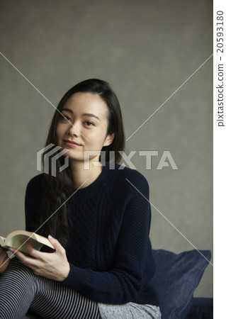 讀一本書的女人 20593180