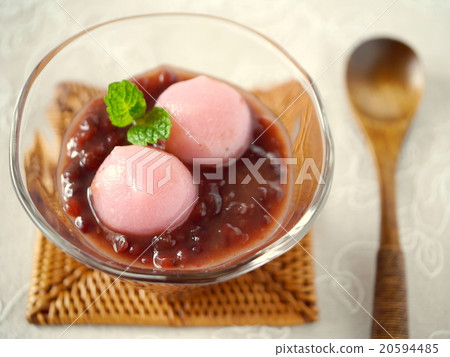 Chilled cherry blossom white rice wine (high angle) 20594485