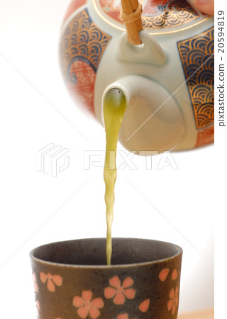 綠茶大力從茶壺裡出來。 20594819