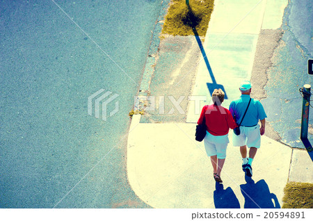 走在人行道上的中年夫婦 20594891