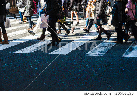 人們的腳穿過人行橫道,擁擠的射擊,從側面拍攝 人們的腳穿過人行橫道,擁擠的射擊,從側面拍攝 20595156