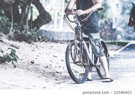 一個騎自行車，沒有臉的智能手機的年輕人 20596403