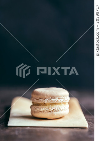 Single white macaroon 20598717