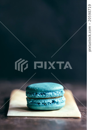 Single blue macaroon 20598719
