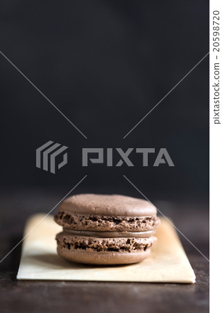 Single chocolate macaroon Single chocolate macaroon 20598720