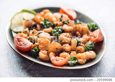Fried shrimps in plate 20599086