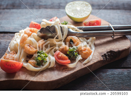 Cooked Pasta tagliatelle and schrimps 20599103