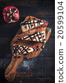 White chocolate and pomegranate cake 20599104