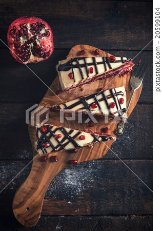 White chocolate and pomegranate cake 20599104