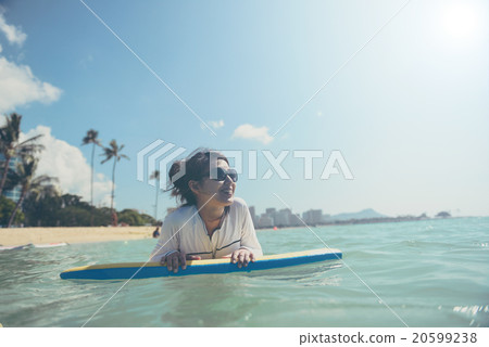 做身體板的婦女在海 20599238