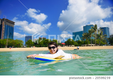 做身體板的婦女在海 做身體板的婦女在海 20599239