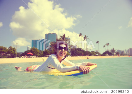 做身體板的婦女在海 20599240