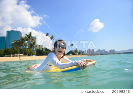 做身體板的婦女在海 20599248