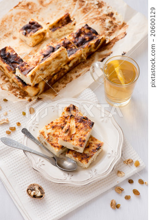 Appetizing cottage cheese pie with raisins 20600129